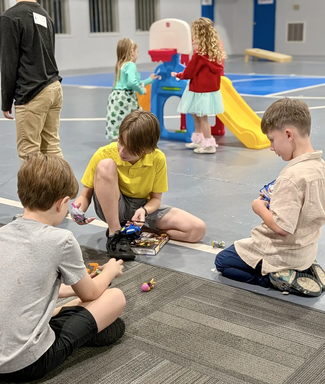 Kids playing on the classroom floor